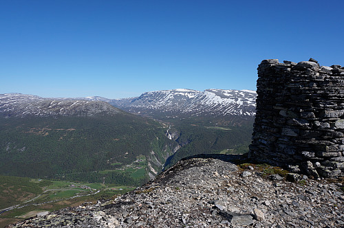 Fin utsikt ned til Jenstad og Svisdalen.