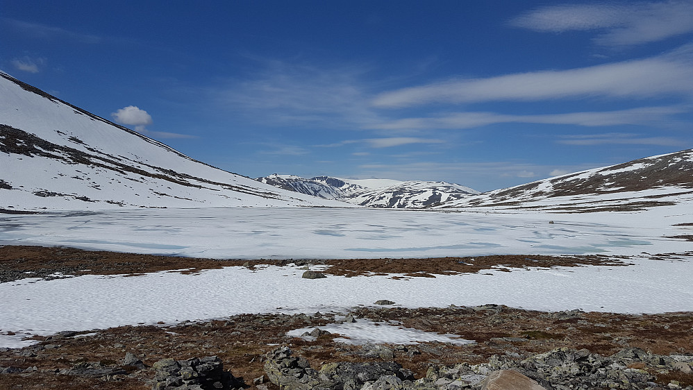  Fortsatt ligger isen på Springtverråtjønna, ser over til Evighetsfonna og Svorundfjellet.