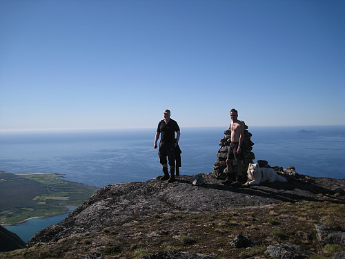 Rune og Egil koser seg på toppen med fin utsikt.