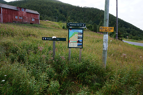 Turen startet her ved Håkavik, infotavle og merket sti inn til Isvatna.