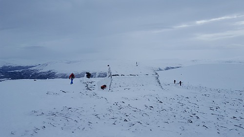 Surt og kaldt på toppen i dag, greit å søke ly i steinhytta.