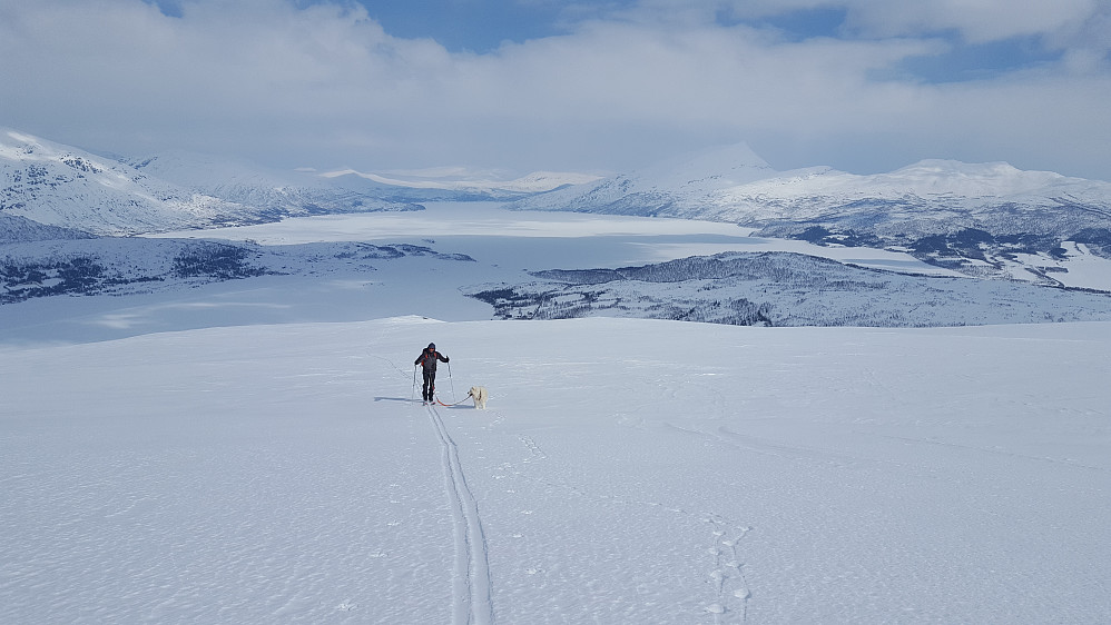 Egil og en ser innover mot Nordbukta.