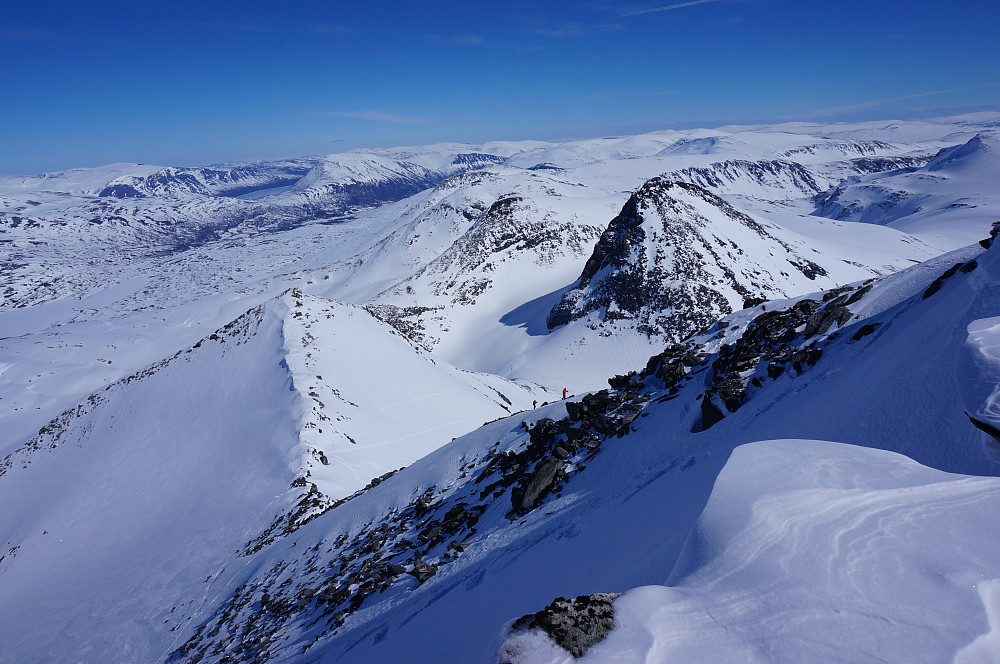 Ser ned til Pyramiden.