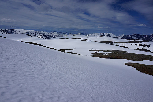 Fra Storhornet og over til Åmellomfjellet ble det labbing på hard fin snø.