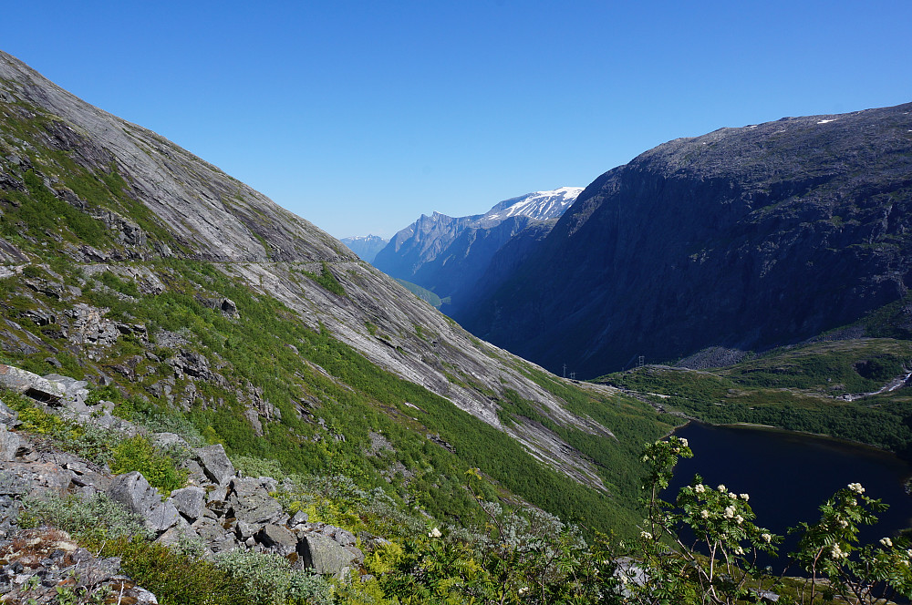 Jernbanetraseen sees her i bergveggen.
