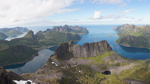 Husøy ser en til høyre.