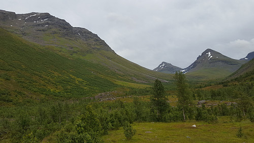 Stortinden til venstre, Andersdalstinden og Snømannen.
