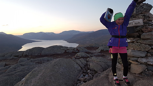 Aurora lett på tå.