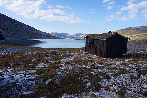 Springtverråtjønna og hytta Armoa.