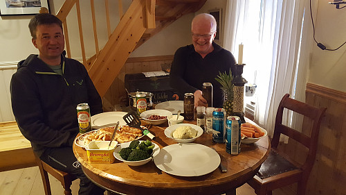 Rune hadde vært på Lofotfiske i påsken og serverte oss nydelig skrei og delikatessen skreikjaker etter en den fine turen til Storviglen.