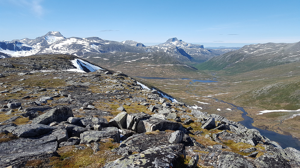 Fin utsikt fra Hyttdalskamben til de to snotane