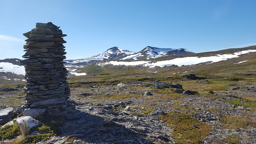 Holbruna med Storbekkhøa og Halsbekkhøa i bakgrunnen.