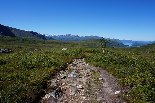 Fin sti i vakkert landskap.