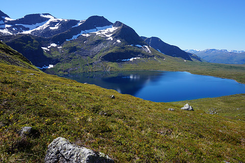 Ser ned til Grytvatnet. 