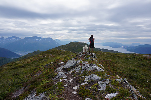 Egil stå på Vest for Tufjellet og ser bortover ryggen til Storevarden.