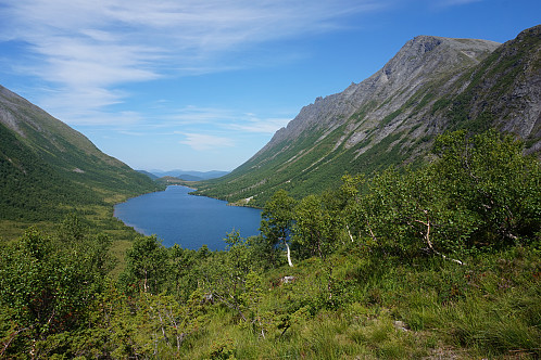 Dagen mål til høyre og en ser ned til  Langenesvatnet. 