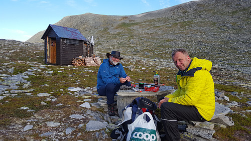 Kurt Ove og Odd Arne gjør klart fiskeutstyret.