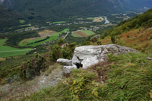 Steinsprang i stien opp fra Hoåsbrekka har knust denne bergnabben...naturkrefter er ikke å spøke med.