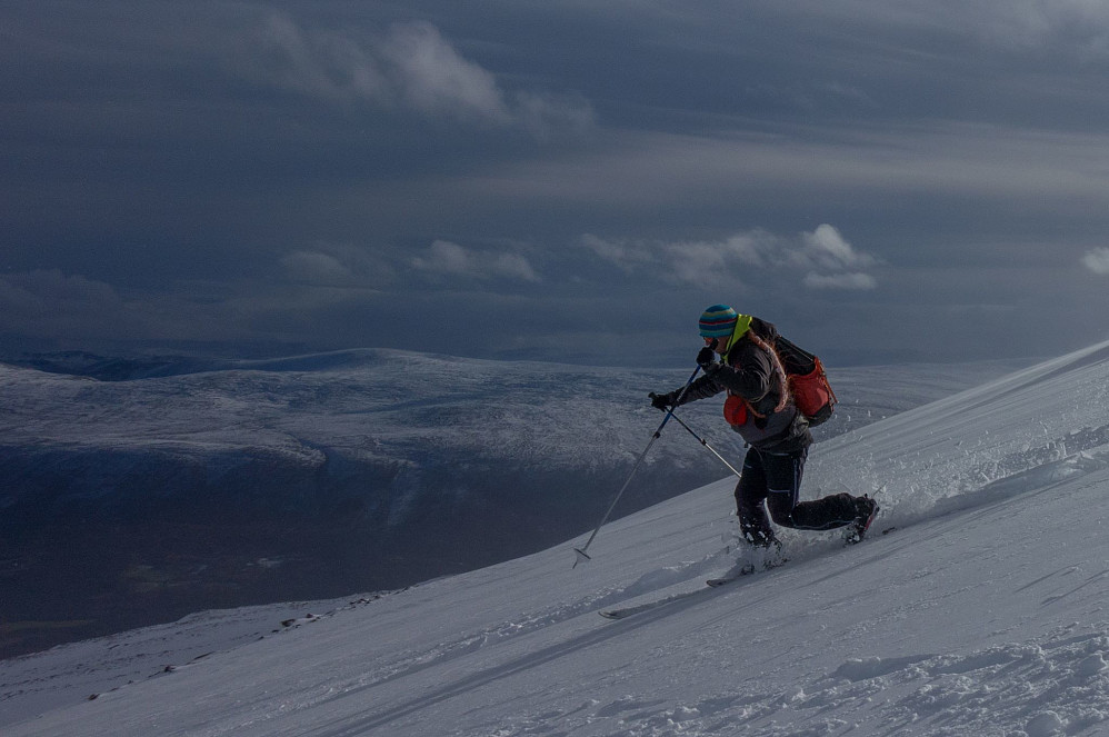 Egil svinger seg ned i telemarkstil.