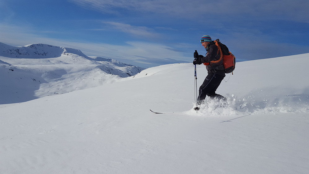 Egil storkoser seg med å sette noen fine telemarksvinger.