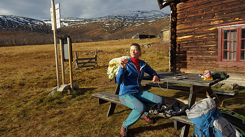 Siri koser seg med rosevin etter jobben med å skifte på 20 senger.