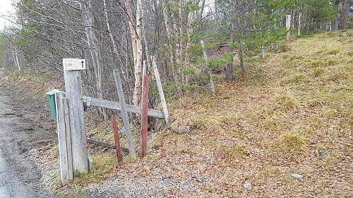 Tar av her ved grinda og følger sykkelstien oppover istedet for å gå etter veien.