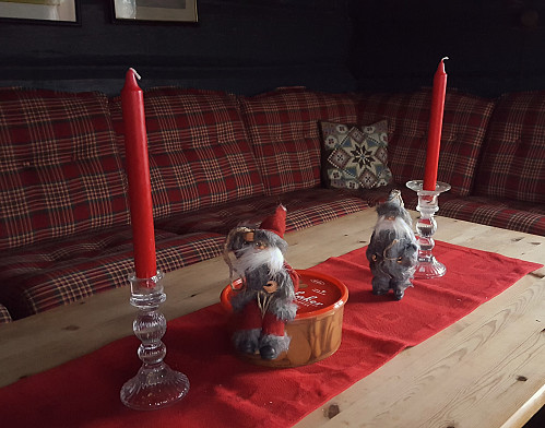 Litt julestemning må til på turisthytta.