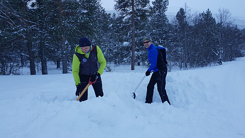 Kommet endel nysnø så her måtte det graves for å få parkeringsplass. Egil og Nils tok jobben.