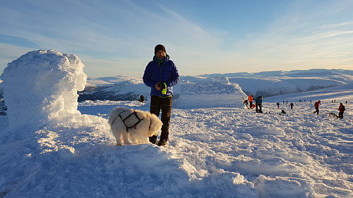 Mange på toppen i det nydelige januarværet.