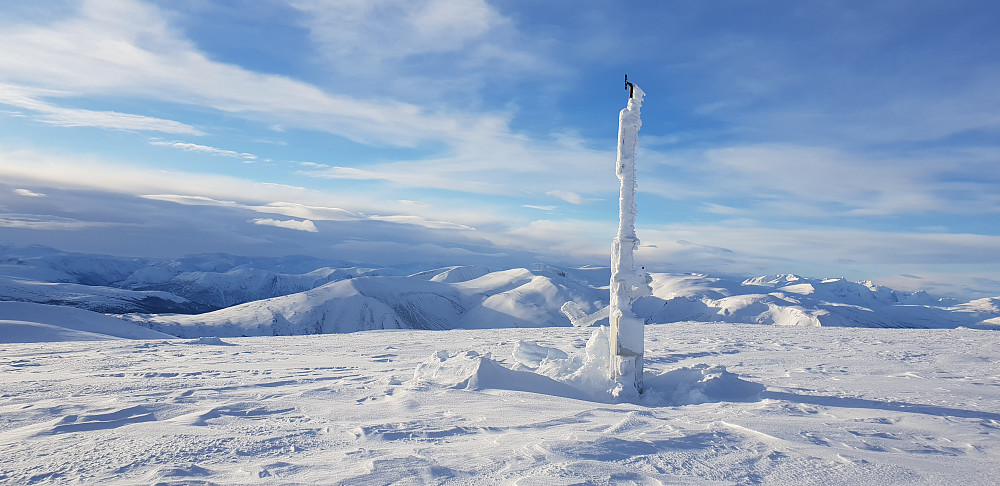 Målestasjonen som meteorologisk institutt har satt opp er helt nediset.