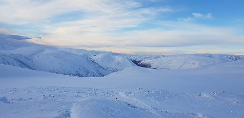 Hvite fjell så langt en kan se, vakkert skue.