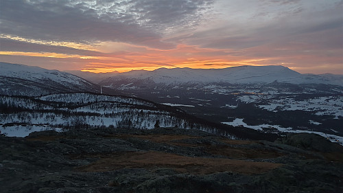 Nydelig kveldslys og i morgen blir det kuling på toppan.