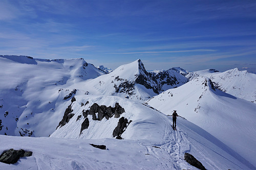 Opp etter ryggen med majestetiske Romsdalsfjell rundt.