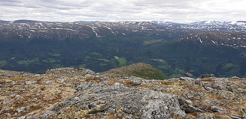 Ser ned til Håggåberget.