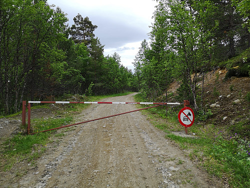  Sparsjøvollveien stengt med låst bom.