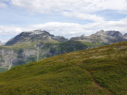 Kommet over skogen og får fin utsikt til Storsalen og Såtbakkollen. 