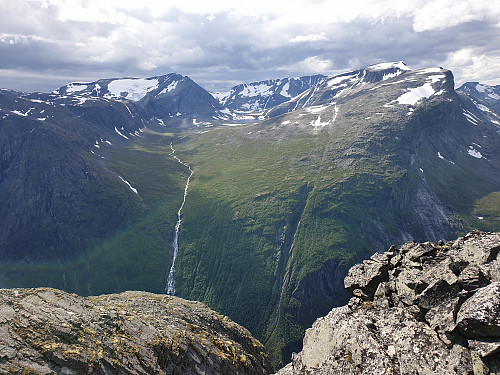 Ser innover Serkjedalen, Dordinakkan, Storkalkinn, Kaldfonna og Hornet.