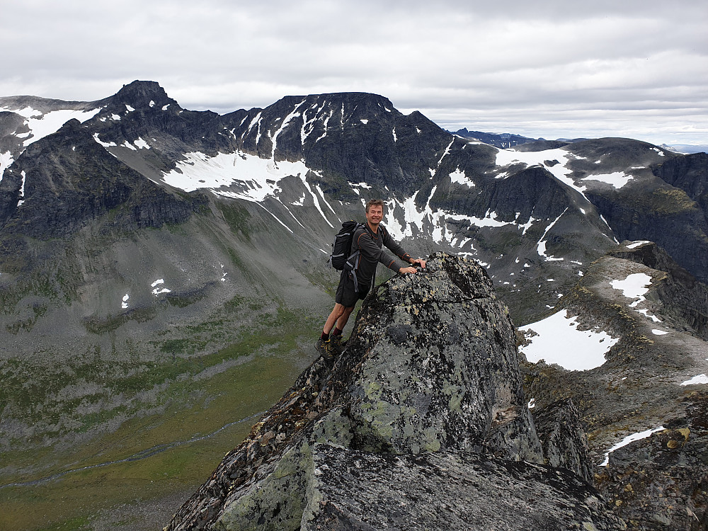 Egil i storform med Dronninga og Kongen bak.