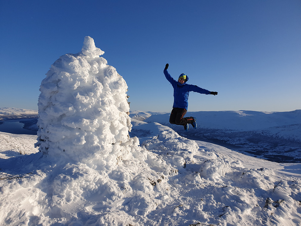 Joar er hoppende glad for at skisesongen har startet.
