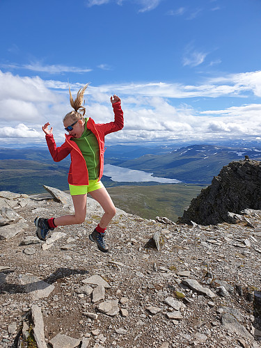 Aurora hoppende glad for å komme på en ny topp.