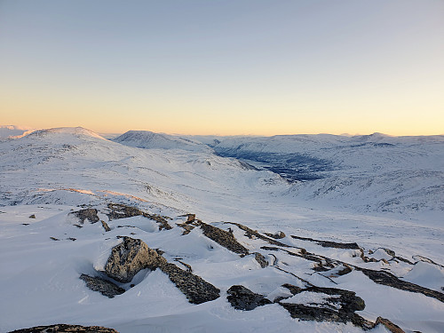 Ångardsvatnet ligger langt der nede i skyggen, mens vi koser oss i sola.