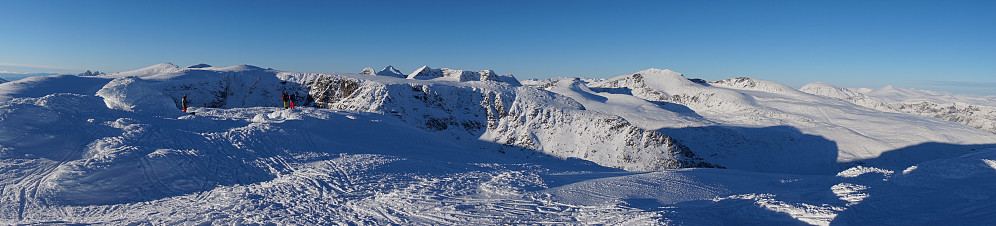 Flott ursikt over flere 2000 m. topper.