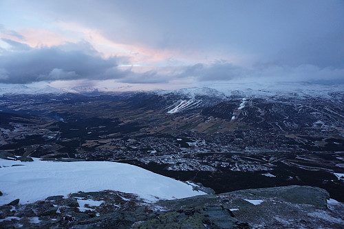 Oppdal sentrum, 7 desember og fortsatt ikke noe snø. Snøkanonene går for fullt i heisanleggene.