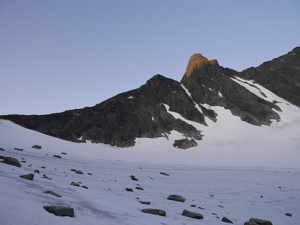 Soloppgangen på Søre Dyrhaugstinden er i ferd med å vise alle på vei til de ulike tidene i Jotunheimen at dette vil bli en fantasisk dag