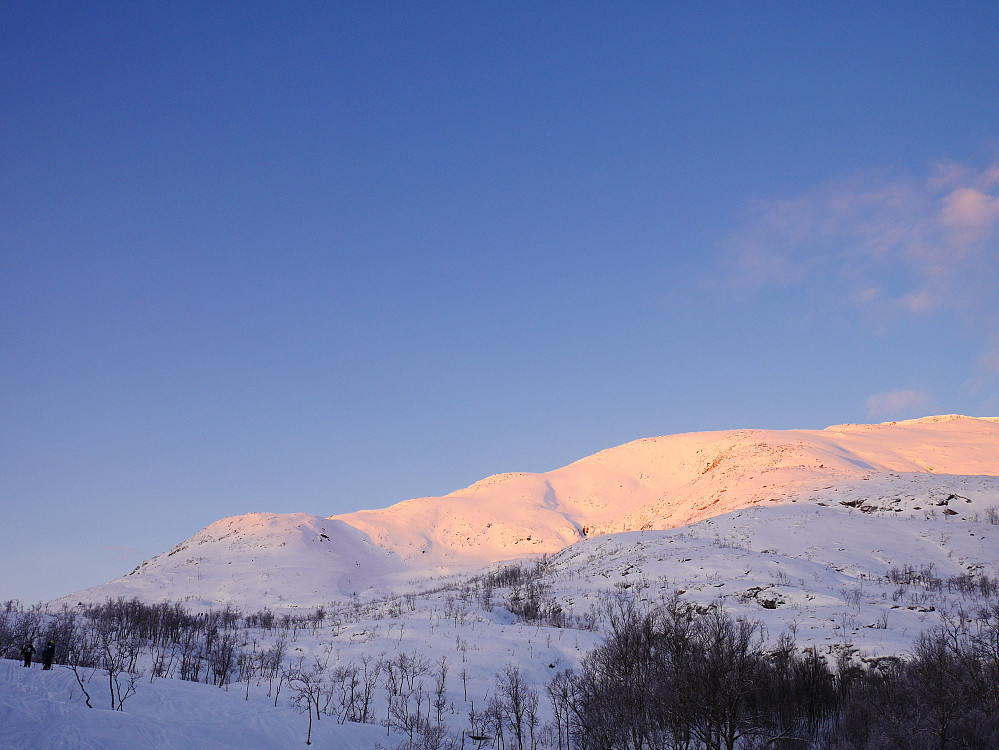 Oppturen sett fra parkeringslomma ved vegen. Mest naturlig å ta seg opp der sola bryter skyggen på kulen til venstre i bildet.