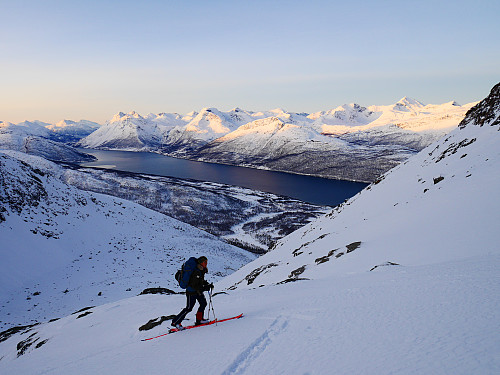 På vei opp den ca. 1000 høydemeter lange oppstigningen mellom Tverrelva og breen NV for ryggen mot toppen.