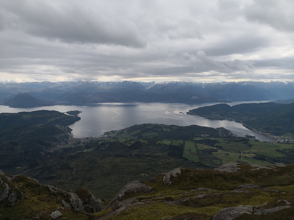 Utsikt mot Samlenuten, Øystese, Vikøy og Norheimsund.