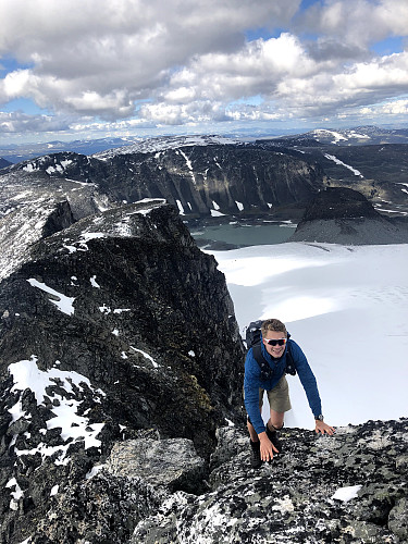 På toppen av en liten hammer mot Trollsteineggje