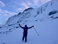 Richard står ved isklatringa på Kista. Dette er nordsiden av fjellet og 1302-toppen ligger i bakkant av bildet.