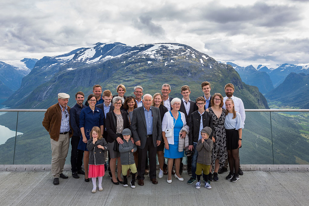 Mamma feirer 80 årsdagen med hele familien
